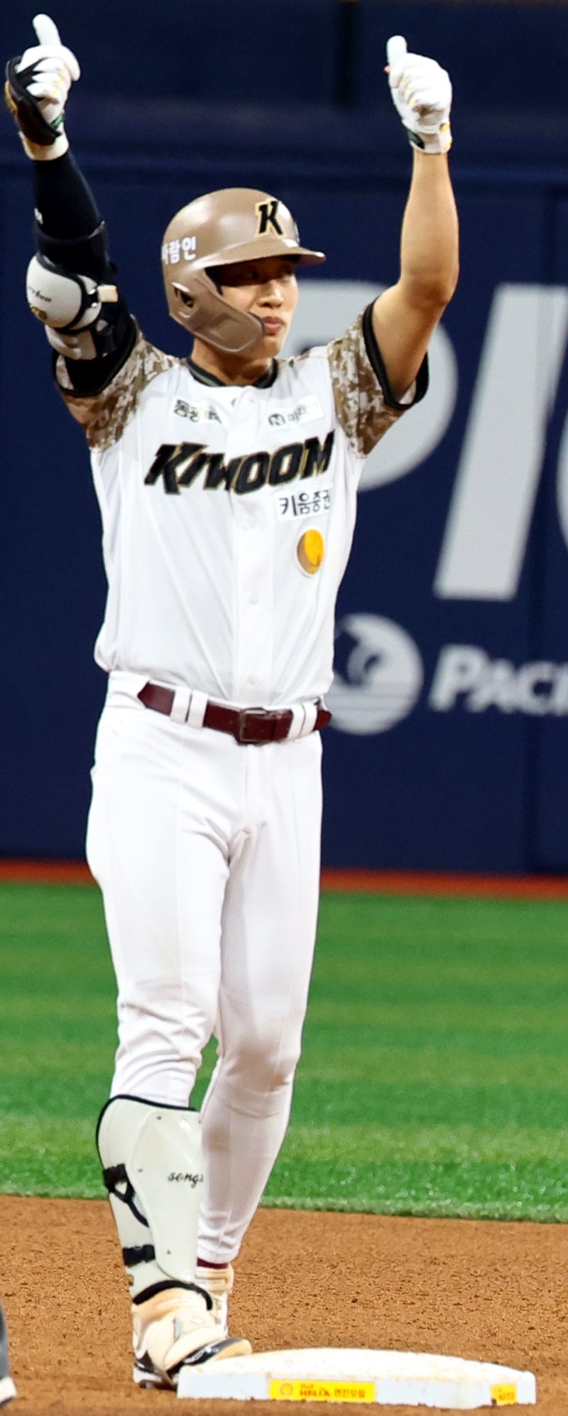 [서울=뉴시스] 박주성 기자 = 26일 오후 서울 구로구 고척스카이돔에서 열린 프로야구 2025 KBO리그 KIA 타이거즈 대 키움 히어로즈의 경기, 5회말 원아웃 주자 1, 2루에서 키움 송성문이 1타점 적시타를 치고 환호하고 있다. 2025.06.26.park7691@newsis.com