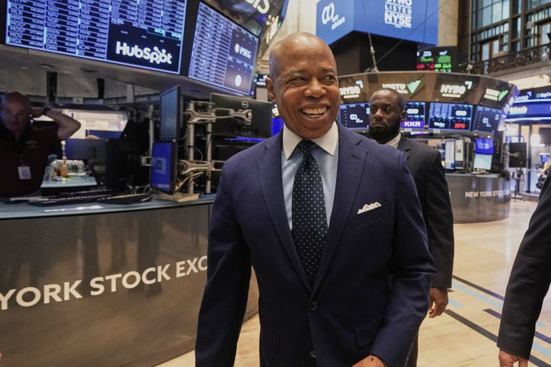 지난달 27일(현지시간) 미국 뉴욕의 뉴욕증권거래소에서 에릭 애덤스 뉴욕 시장이 인터뷰 이후 사진을 찍고 있다.AP연합뉴스