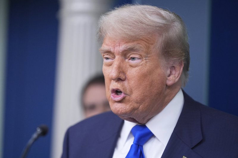 도널드 트럼프 미국 대통령이 27일(현지시간) 워싱턴 백악관에서 기자회견을 하고 있다. 이날 트럼프 대통령이 캐나다와 무역협상을 중단한다고 선언하면서 미국 유가가 0.4% 상승했다. AP 뉴시스