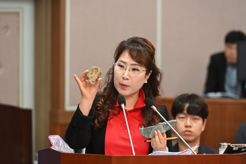 [거제=뉴시스] 신정철 기자= 거제시의회 정명희 의원(행정복지위원회, 국민의힘)은 지난 27일 제255회 제1차 정례회 제3차 본회의에서 시정질문 통해 거제시의 행정타운 조성스피드 바카라 사이트 등을 강도 높게 비판했다. 사진은 정 의원의 시정 질문 모습.(사진=거제시의회 제공).2025.06.28. photo@newsis.com *재판매 및 DB 금지