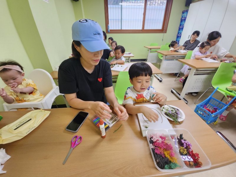 [서울=뉴시스] 서울 성북구 정릉아동보건지소가 '엄마모임' 부모와 자녀를 대상으로 '애착형성 독서원예' 프로그램을 진행하고 있다. 2025.06.28 (사진 제공=성북구청) photo@newsis.com *재판매 및 DB 금지