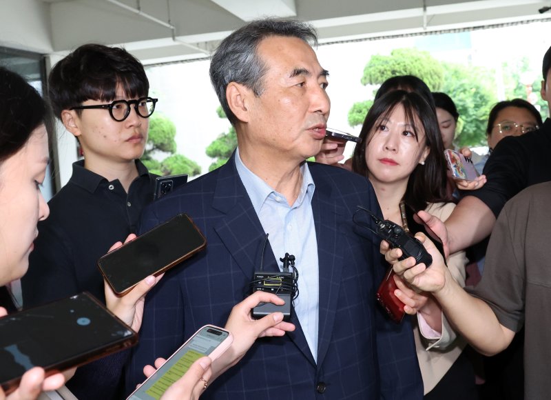 윤석열 전 대통령의 부인 김건희 여사 의혹 관련 사건 수사를 맡은 민중기 특별검사가 27일 오전 서울 서초구 사무실로 출근하며 취재진의 질의에 답변하고 있다. 2025.6.27/뉴스1 ⓒ News1 김명섭 기자