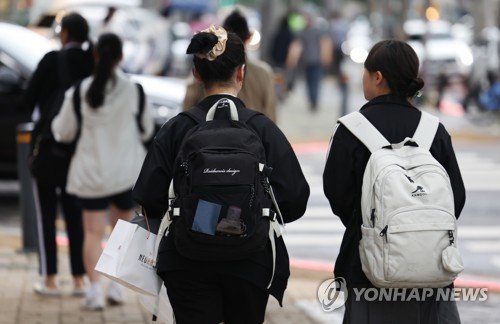 학교 끝났으니 학원으로 (출처=연합뉴스)