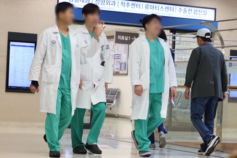 [바카라 사이트 디시=뉴시스] 권창회 기자 = 25일 바카라 사이트 디시 시내 대학병원에서 의료진들이 이동하고 있다. 2025.06.25. kch0523@newsis.com