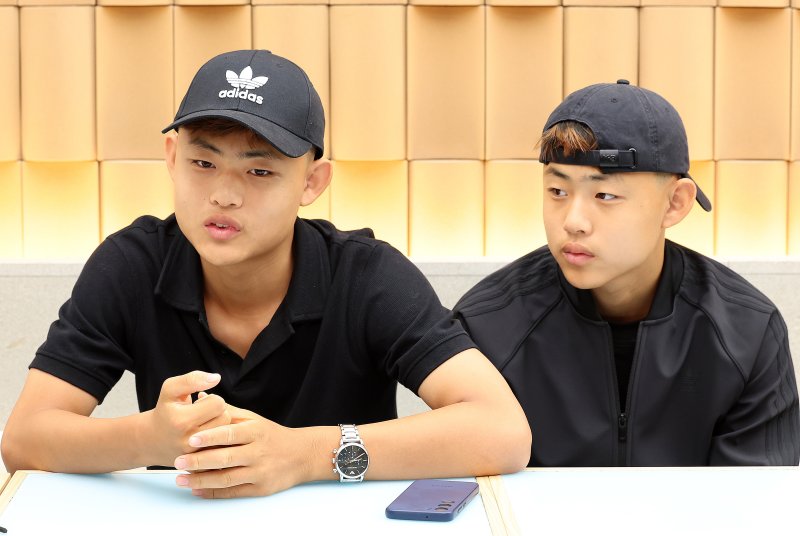 [인천공항=뉴시스] 이영환 기자 = FC 바르셀로나 유스팀에 입단한 쌍둥이 형제 이대한(왼쪽), 이민국이 지난 27일 오후 인천국제공항 제1여객터미널을 통해 귀국해 뉴시스와 바카라사이트 홈런를 하고 있다. 2025.06.28. 20hwan@newsis.com