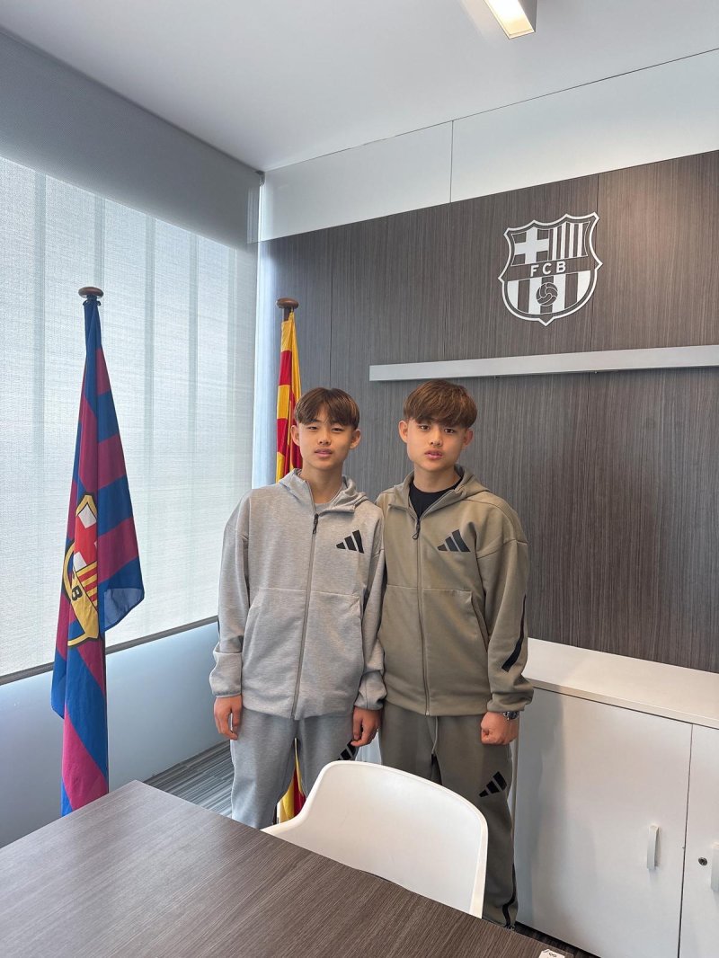 [서울=뉴시스] 스페인 에스파뇰을 떠나 FC바르셀로나로 이적한 이민국과 이바카라사이트 홈런. (사진=선수 측 제공) *재판매 및 DB 금지