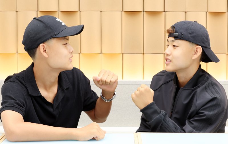 [인천공항=뉴시스] 이영환 기자 = FC 바르셀로나 유스팀에 입단한 쌍둥이 형제 이대한(왼쪽), 이민국이 지난 27일 오후 인천국제공항 제1여객터미널을 통해 귀국해 뉴시스와 바카라사이트 홈런를 마친후 포즈를 취하고 있다. 2025.06.28. 20hwan@newsis.com