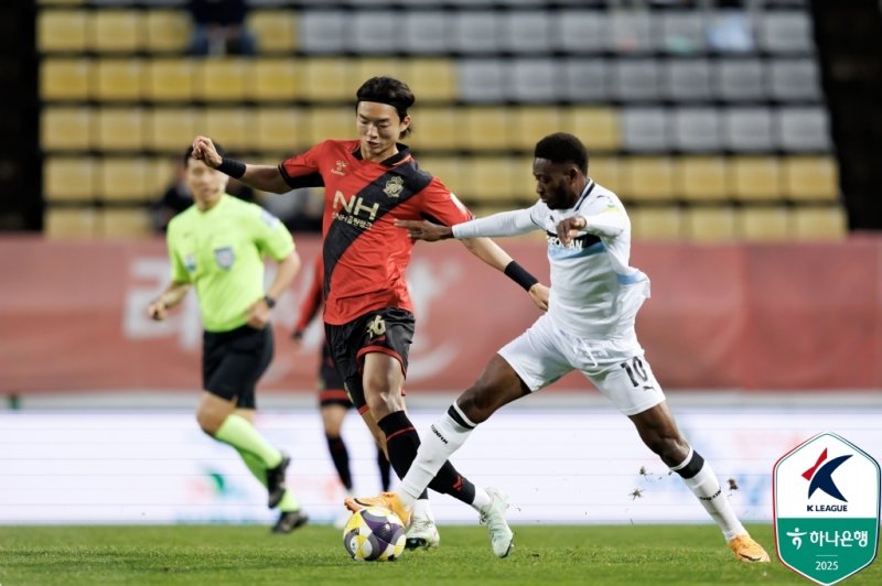 이강희(가운데)가 경남FC에서 뛰던 모습. (출처=연합뉴스)