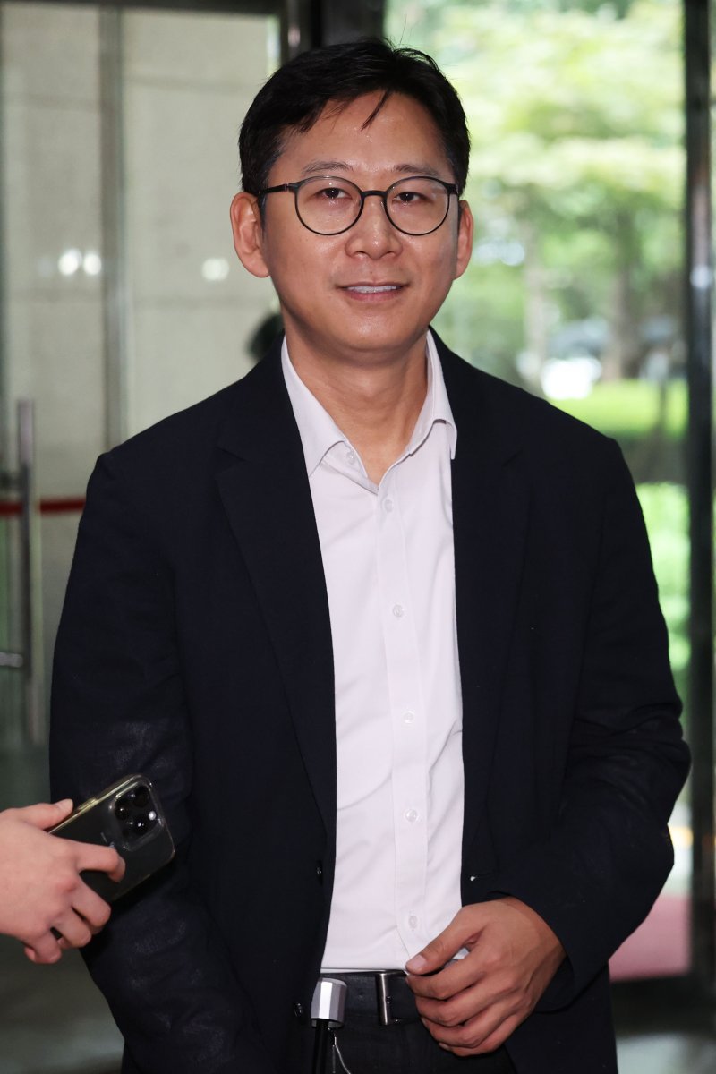 [서울=뉴시스] 권창회 기자 = 배경훈 과학기술정보통신부 장관 후보자가 25일 오전 서울 종로구 광화문 우체국에 마련된 인사청문회 준비 집무실로 출근하고 있다. 2025.06.25. kch0523@newsis.com