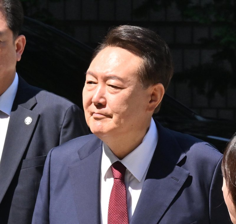 [서울=뉴시스] 사진공동취재단 = 윤석열 전 대통령이 23일 서울 서초구 서울중앙지방법원에서 열린 바카라사이트 정보 우두머리 혐의·직권남용 권리행사 방해 혐의 사건 8차 공판에 출석하고 있다. 2025.06.23. photo@newsis.com