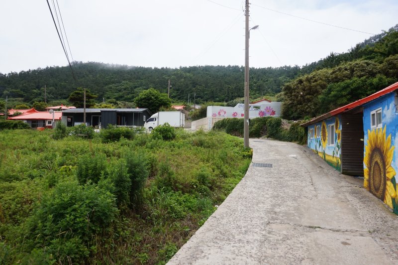 관작리 마을 입구 풍경. 2025.6.27/뉴스1 ⓒ News1 조영석 기자