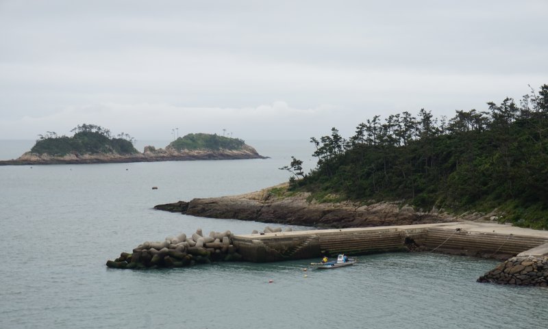 '높은나리' 벼랑 아래 선착장너머로 북섬이 자리하고 있다. 2025.6.27/뉴스1 ⓒ News1 조영석 기자