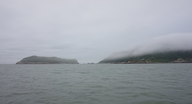 진목도 부속섬인 갈목도(오른쪽)와 건너편의 무인도인 식나도. 2025.6.27/뉴스1 ⓒ News1 조영석 기자