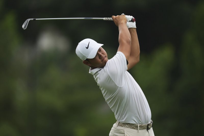 [디트로이트=AP/뉴시스] 김주형이 26일(현지 시간) 미 미시간주 디트로이트 GC에서 열린 미국프로골프(PGA) 투어 로켓 클래식 첫날 9번 홀에서 티샷하고 있다. 김주형은 5언더파 67타 공동 26위에 이름을 올렸다. 2025.06.27.