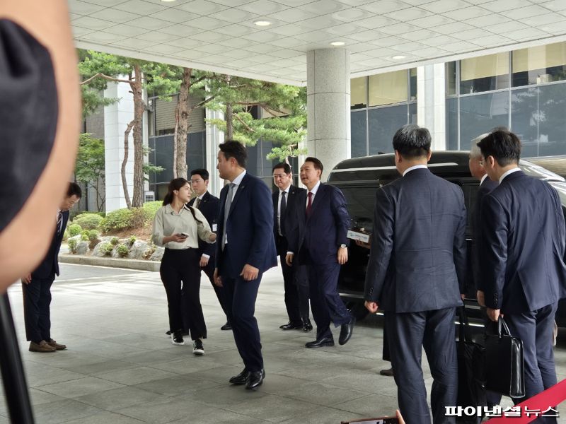 지난 28일 오전 9시 55분께 윤석열 전 스피드 바카라 사이트이 '내란 특검팀'이 입주한 서울고검에 출석하고 있다. 사진=김동규 기자