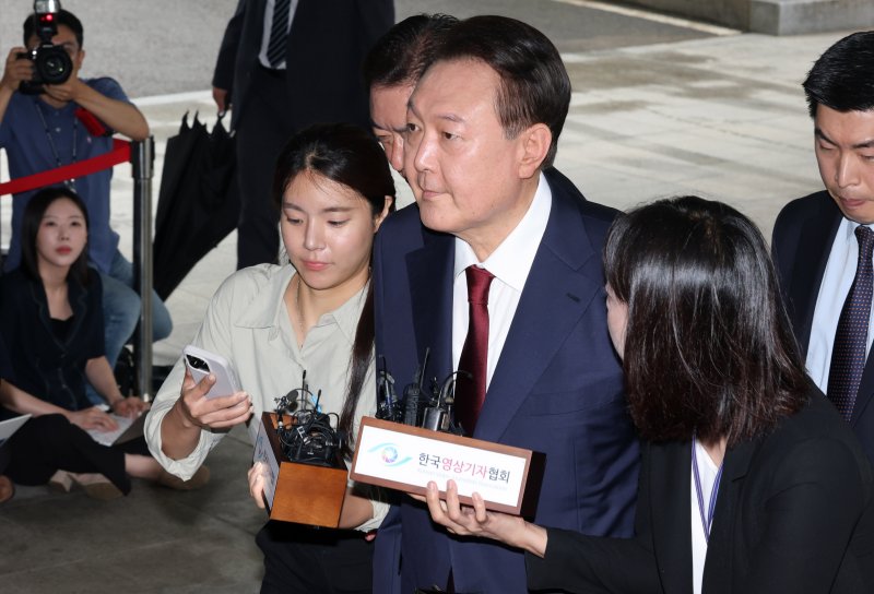 윤석열 전 대통령이 28일 오전 서울 서초구 서울고검 청사에 마련된 내란특검에 피의자 신분으로 첫 출석하고 있다. (공동취재) ⓒ News1 김성진 기자