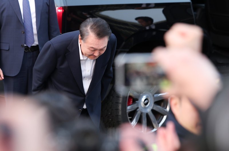 법원의 구속취소 청구 인용으로 석방된 윤석열 바카라 용어 8일 오후 서울 용산구 한남동 대통령 관저 앞 지지자들에게 인사하고 있다. 2025.3.8/바카라 용어1 ⓒ News1 김성진 기자
