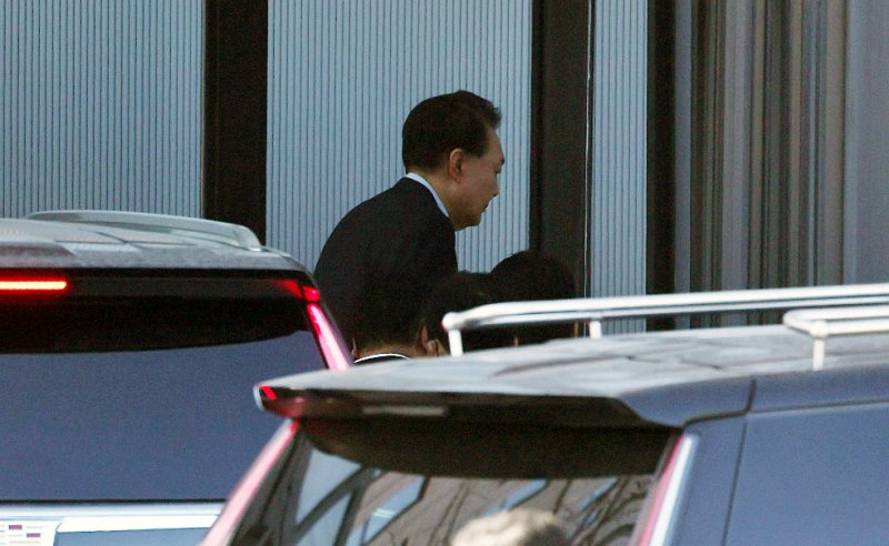 내란 우두머리 혐의로 체포된 윤석열 대통령이 15일 오전 경기 과천 고위공직자범죄수사처(공수처)에 도착해 조사실로 향하고 있다.(공동바카라 용어) 2025.1.15/바카라 용어1