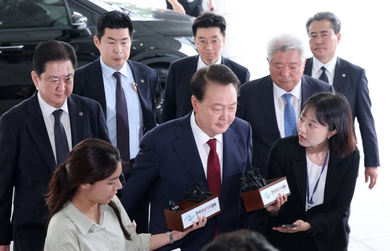 윤석열 전 바카라 용어 28일 오전 서울 서초구 서울고검 청사에 마련된 내란특검에 피의자 신분으로 첫 출석하고 있다. 2025.6.28/바카라 용어1 ⓒ News1 김성진 기자