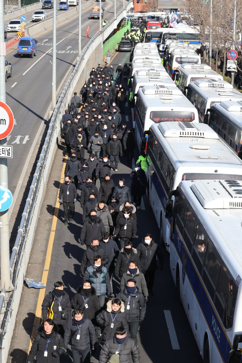 고위공직자범죄수사처가 내란 우두머리 등 혐의를 받는 윤석열 바카라 용어을 체포한 15일 서울 용산구 바카라 용어 관저 앞의 경찰들이 이동하고 있다. 2025.1.15/바카라 용어1 ⓒ News1 송원영 기자