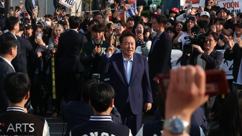 윤석열 전 대통령이 11일 오후 서울 용산구 대통령 관저에서 나와 지지자들과 인사하고 있다. (공동바카라 용어) 2025.4.11/바카라 용어1 ⓒ News1 김성진 기자