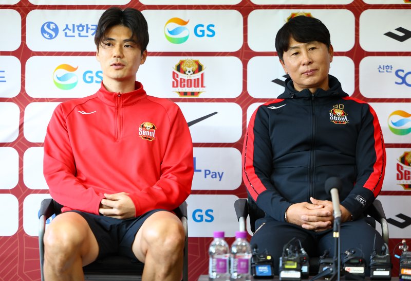 [구리=뉴시스] 황준선 기자 = FC서울 주장 기성용(왼쪽)이 지난해 10월30일 오후 경기 구리시 GS챔피언스파크에서 열린 FC서울 미디어데이 행사에서 발언하고 있다. 2024.10.30. hwang@newsis.com