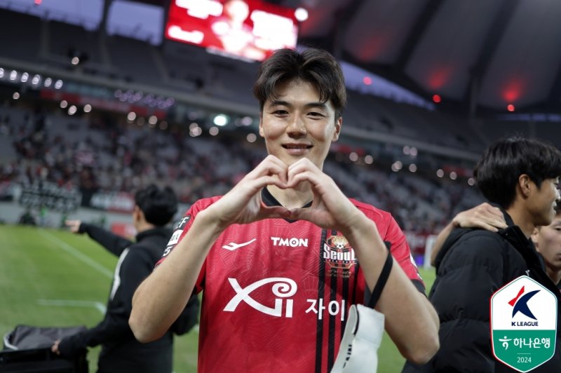 [서울=뉴시스]FC서울 떠나는 기성용. (사진=한국프로축구연맹 제공)