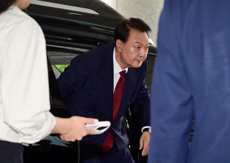 [서울=뉴시스] 이영환 기자 = 윤석열 전 대통령이 28일 오전 대면 조사를 받기 위해 서울 서초구 서울고검에 마련된 내란안전한 바카라 사이트 사무실로 출석하고 있다. (공동취재) 2025.06.28. photo@newsis.com