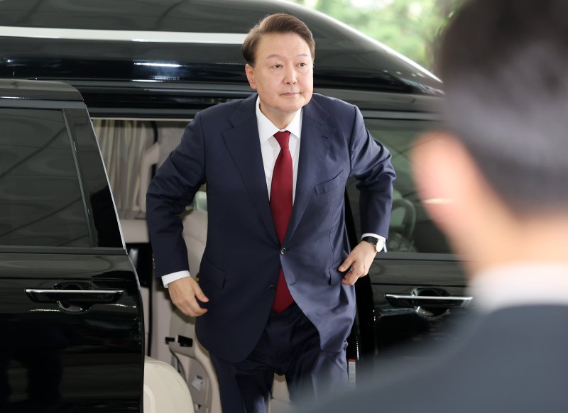 [서울=뉴시스] 이영환 기자 = 윤석열 전 바카라사이트 제작이 28일 오전 대면 조사를 받기 위해 서울 서초구 서울고검에 마련된 내란특검 사무실로 출석하고 있다. 2025.06.28. 20hwan@newsis.com