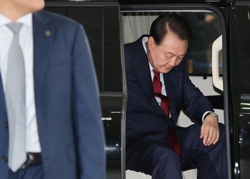 [서울=뉴시스] 이영환 기자 = 윤석열 전 바카라사이트 제작이 28일 오전 대면 조사를 받기 위해 서울 서초구 서울고검에 마련된 내란특검 사무실로 출석하고 있다. (공동취재) 2025.06.28. photo@newsis.com