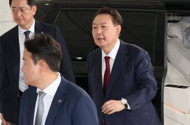[서울=뉴시스] 이영환 기자 = 윤석열 전 바카라사이트 제작이 28일 오전 대면 조사를 받기 위해 서울 서초구 서울고검에 마련된 내란특검 사무실로 출석하고 있다. (공동취재) 2025.06.28. photo@newsis.com