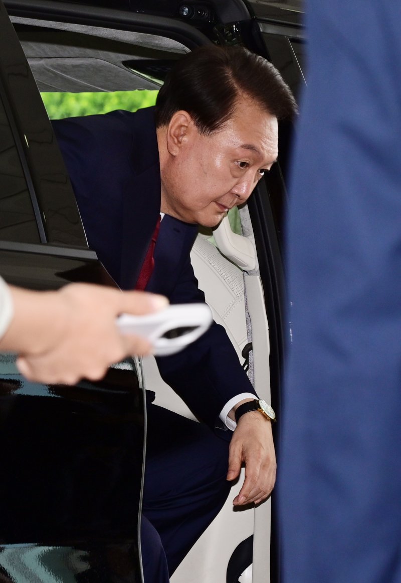[서울=뉴시스] 이영환 기자 = 윤석열 전 바카라사이트 제작이 28일 오전 대면 조사를 받기 위해 서울 서초구 서울고검에 마련된 내란특검 사무실로 출석하고 있다. (공동취재) 2025.06.28. photo@newsis.com