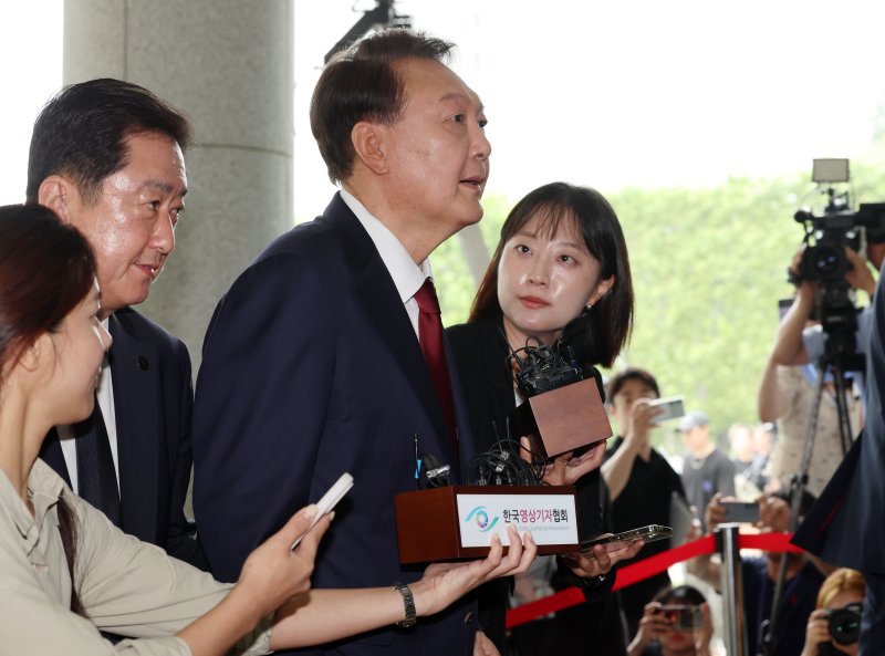 [서울=뉴시스] 이영환 기자 = 윤석열 전 바카라사이트 제작이 28일 오전 대면 조사를 받기 위해 서울 서초구 서울고검에 마련된 내란특검 사무실로 출석하고 있다. 2025.06.28. 20hwan@newsis.com