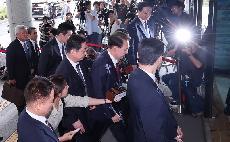 [서울=뉴시스] 이영환 기자 = 윤석열 전 바카라사이트 제작이 28일 오전 대면 조사를 받기 위해 서울 서초구 서울고검에 마련된 내란특검 사무실로 출석하고 있다. (공동취재) 2025.06.28. photo@newsis.com