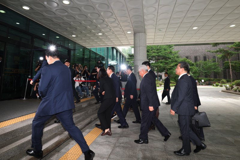 [서울=뉴시스] 이영환 기자 = 윤석열 전 바카라사이트 제작이 28일 오전 대면 조사를 받기 위해 서울 서초구 서울고검에 마련된 내란특검 사무실로 출석하고 있다. (공동취재) 2025.06.28. photo@newsis.com