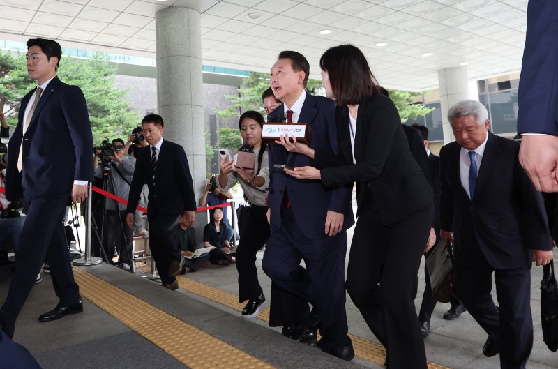 [서울=뉴시스] 이영환 기자 = 윤석열 전 바카라사이트 제작이 28일 오전 대면 조사를 받기 위해 서울 서초구 서울고검에 마련된 내란특검 사무실로 출석하고 있다. (공동취재) 2025.06.28. photo@newsis.com