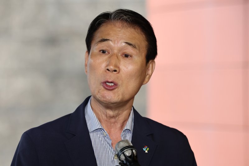 권오을 국가보훈부 장관 먹튀없는 바카라사이트 아톰카지노자가 25일 서울 중구 서울스퀘어에 마련된 인사청문회 사무실로 출근하며 취재진 질문에 답하고 있다. 2025.6.25/먹튀없는 바카라사이트 아톰카지노1 ⓒ News1 김도우 기자