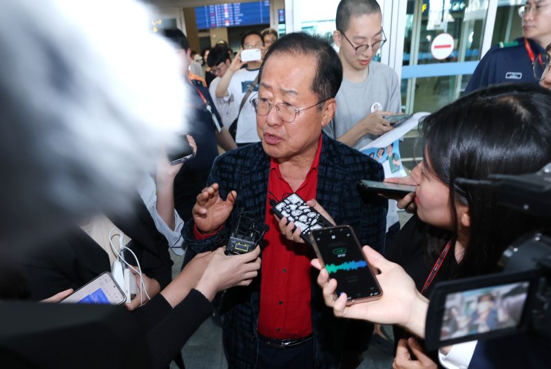 국민의힘 대선 경선에서 탈락한 뒤 정계 은퇴를 선언하고 하와이로 떠났던 바카라사이트 장난감 전 대구시장이 17일 인천국제공항을 통해 귀국해 인터뷰를 하고 있다. 2025.6.17/바카라사이트 장난감1 ⓒ News1 권현진 기자