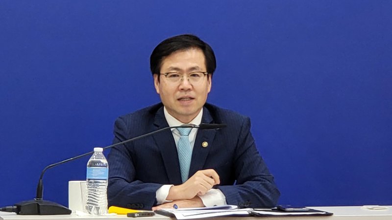 여한구 산업통상자원부 통상교섭메이저 바카라사이트 홈런이 27일(현지시간) 워싱턴DC 주미대사관에서 한국 특파원단괴 기자간담회를 하고 있다. 지난 22일 입국한 여 메이저 바카라사이트 홈런은 이날까지 하워드 러트닉 상무장관 제이미슨 그리어 미 무역대표부(USTR) 대표, 더그 버검 내무장관 겸 국가에너지 위원회 위원장 등 미국 도널드 트럼프 대통령 행정부 인사와 마이크 존슨 하원의장, 제이슨 스미스 하원 세입위원장, 토드 영 상원의원 등 의회 주요 인사와 만나 관세를 포함한 주요 통상현안에 대해 논의했다고 밝혔다. 2025.06.27 ⓒ News1 류정민 특파원