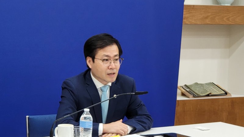 여한구 산업통상자원부 통상교섭본부장이 27일(현지시간) 워싱턴DC 주미대사관에서 한국 특파원단괴 기자간담회를 하고 있다. 지난 22일 입국한 여 본부장은 이날까지 하워드 러트닉 상무장관 제이미슨 그리어 미 바카라사이트 소울카지노대표부(USTR) 대표, 더그 버검 내무장관 겸 국가에너지 위원회 위원장 등 미국 도널드 트럼프 대통령 행정부 인사와 마이크 존슨 하원의장, 제이슨 스미스 하원 세입위원장, 토드 영 상원의원 등 의회 주요 인사와 만나 관세를 포함한 주요 통상현안에 대해 논의했다고 밝혔다. 2025.06.27 ⓒ News1 류정민 특파원