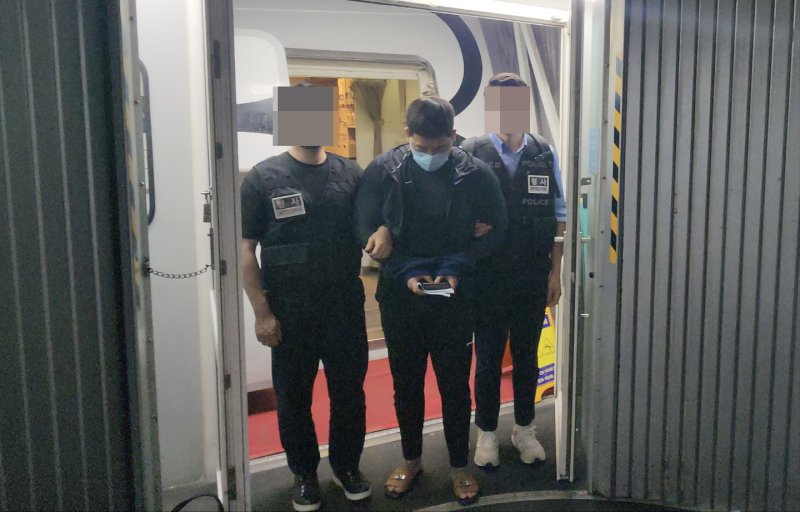 필리핀으로 도주한 111억 원 규모 투자 리딩방 사기 조직 총책이 28일 오전 인천공항을 통해 가상 바카라 가상 바카라됐다. (경찰청 제공)
