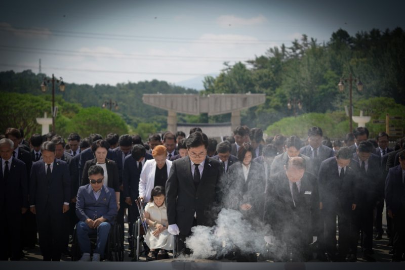 [서울=뉴시스]박찬대 더불어가상 바카라당 당대표 예비후보가 28일 오전 광주 북구 국립 5·18 가상 바카라묘지를 참배했다.(사진=박찬대 의원실 제공)2025.06.28. photo@newsis.com *재판매 및 DB 금지