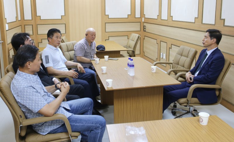 [청주=뉴시스] 서주영 기자 = 충북지역 바카라사이트 굿모닝단체가 28일 청주체육관 내 사무실에서 송석중 충북바카라사이트 굿모닝협회장(오른쪽)과 면담을 하고 있다. 2025.06.28. juyeong@newsis.com