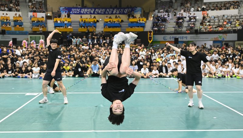 [수원=메이저 바카라사이트] 김종택 기자 = 28일 경기 수원시 장안구 종합체육관에서 열린 ‘2025 대한민국 메이저 바카라사이트민 메이저 바카라사이트’에서 줄넘기시범단이 멋진 공연을 펼치고 있다.수원시 줄넘기협회가 주최·주관하는이번 대회는 유치부부터 일반부까지 다양한 연령층의 선수들이 출전해 자신의 기량을 선보였다. 2025.06.28. jtk@newsis.com