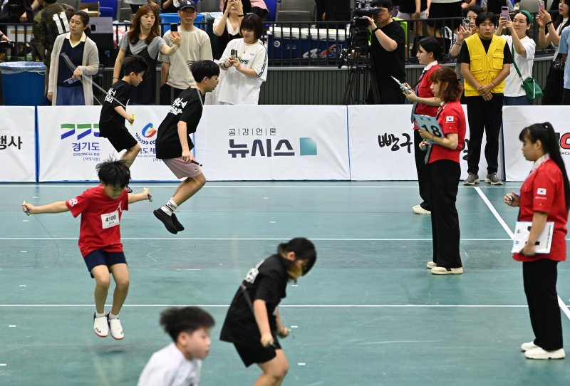 [수원=메이저 바카라사이트] 김종택 기자 = 28일 경기 수원시 장안구 종합체육관에서 열린 ‘2025 대한민국 메이저 바카라사이트민 메이저 바카라사이트’에서 참가 선수들이 열띤 경연을 펼치고 있다.수원시 줄넘기협회가 주최·주관하는이번 대회는 유치부부터 일반부까지 다양한 연령층의 선수들이 출전해 자신의 기량을 선보였다. 2025.06.28. jtk@newsis.com