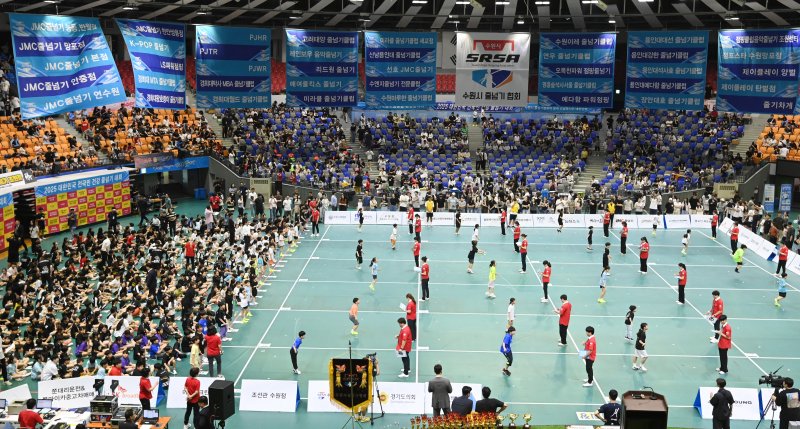 [수원=메이저 바카라사이트] 김종택 기자 = 28일 경기 수원시 장안구 종합체육관에서 열린 ‘2025 대한민국 메이저 바카라사이트민 메이저 바카라사이트’에서 참가 선수들이 열띤 경연을 펼치고 있다.수원시 줄넘기협회가 주최·주관하는이번 대회는 유치부부터 일반부까지 다양한 연령층의 선수들이 출전해 자신의 기량을 선보였다. 2025.06.28. jtk@newsis.com
