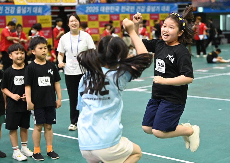 [수원=메이저 바카라사이트] 김종택 기자 = 28일 경기 수원시 장안구 종합체육관에서 열린 ‘2025 대한민국 메이저 바카라사이트민 메이저 바카라사이트’에서 참가 선수들이 열띤 경연을 펼치고 있다. 수원시 줄넘기협회가 주최·주관하는이번 대회는 유치부부터 일반부까지 다양한 연령층의 선수들이 출전해 자신의 기량을 선보였다. 2025.06.28. jtk@newsis.com