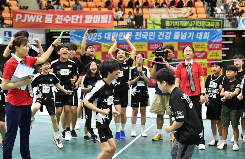 [수원=메이저 바카라사이트] 김종택 기자 = 28일 경기 수원시 장안구 종합체육관에서 열린 ‘2025 대한민국 메이저 바카라사이트민 메이저 바카라사이트’에서 참가 선수들이 열띤 응원을 펼치고 있다.수원시 줄넘기협회가 주최·주관하는이번 대회는 유치부부터 일반부까지 다양한 연령층의 선수들이 출전해 자신의 기량을 선보였다. 2025.06.28. jtk@newsis.com