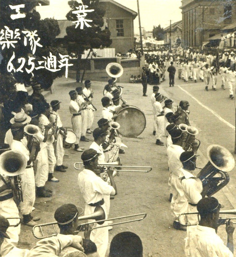 지난 1952년에 열린 6.25 한국전쟁 2주년 공고 악단 시가 행진 사진.(전주시 제공. 재판매 및 DB 금)/뉴스1