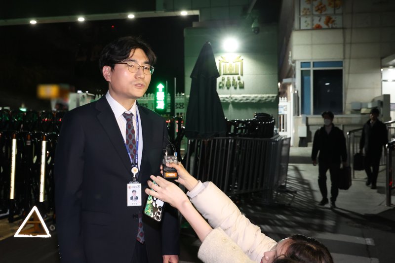 [서울=뉴시스] 조수정 기자 = 무료 바카라 게임이 용산 대통령실 압수수색을 시도한 지난 16일 무료 바카라 게임 중대범죄수사과장 박창환 총경이 서울 용산 대통령실 민원실 앞에서 압수수색 관련 브리핑을 하고 있다. 2025.04.16. chocrystal@newsis.com